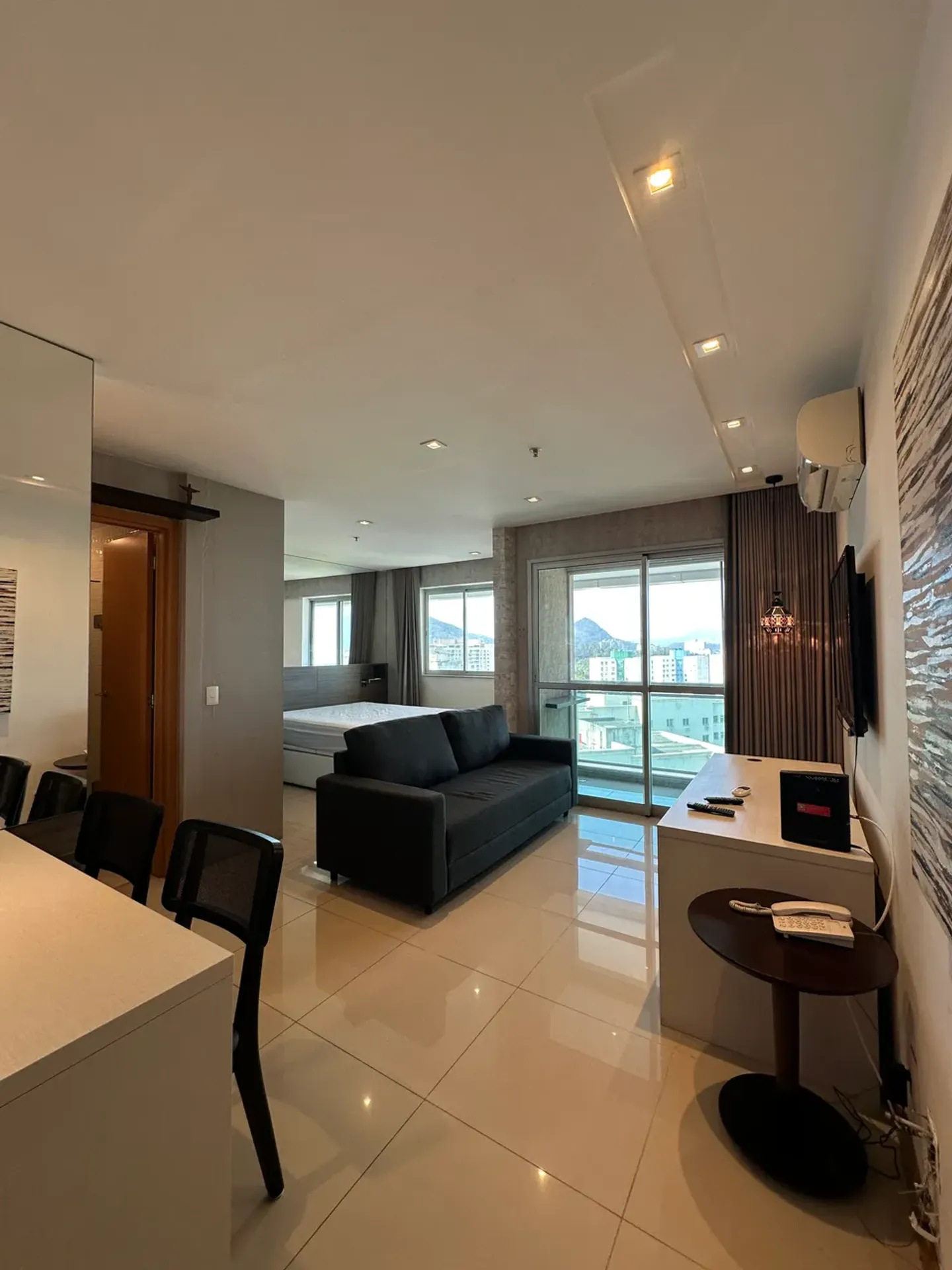 One-bedroom apartment with a mountain view