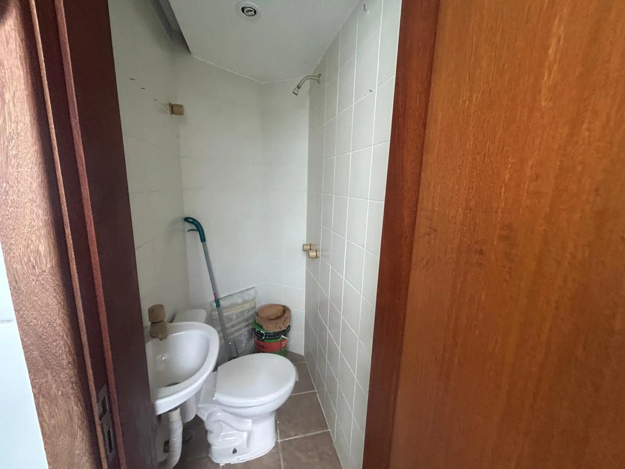 Apartamento de 3 quartos com piso de cerâmica e 2 banheiros — photo 11