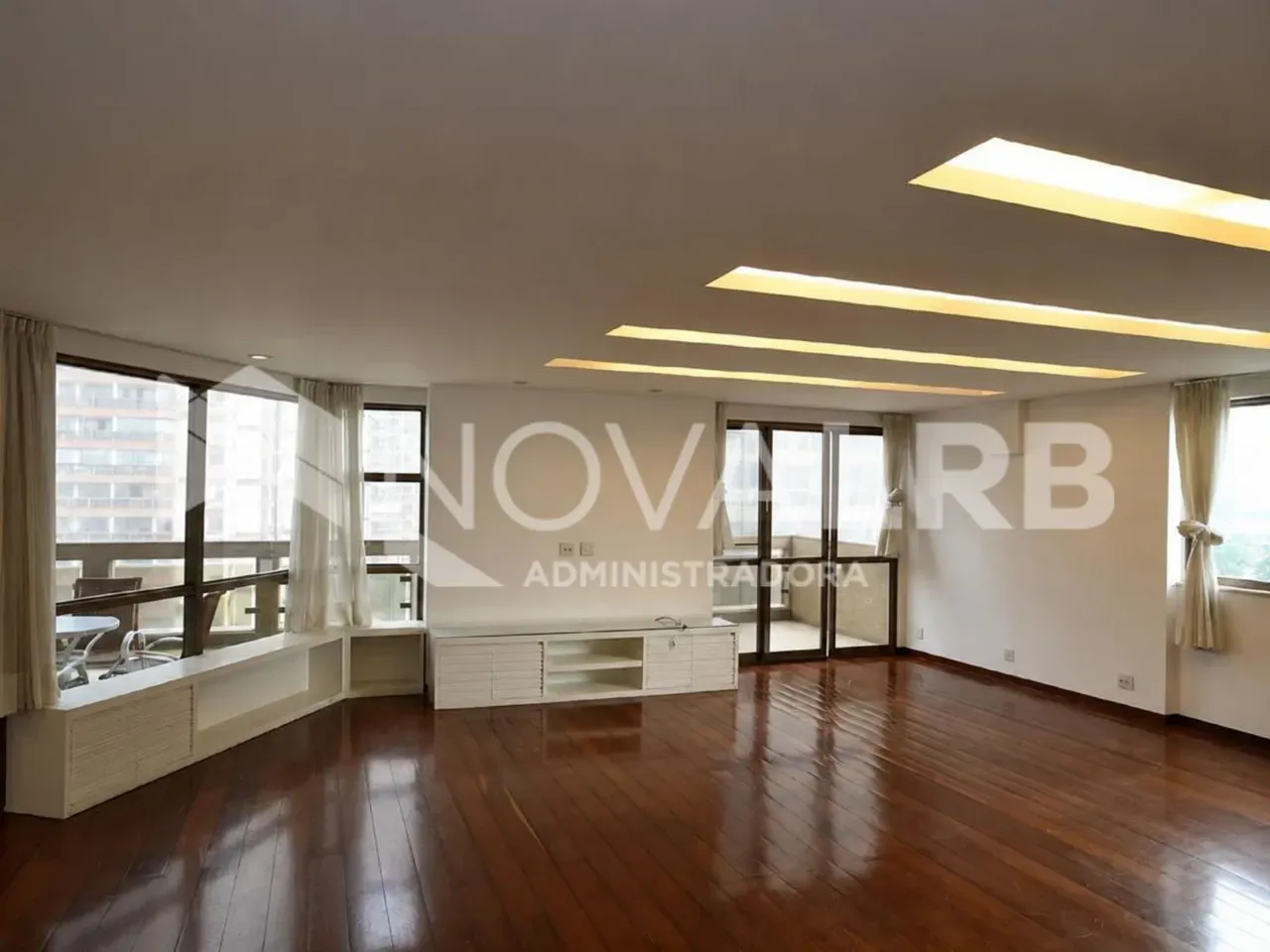 4-bedroom apartment with enclosed glass balcony — photo 6