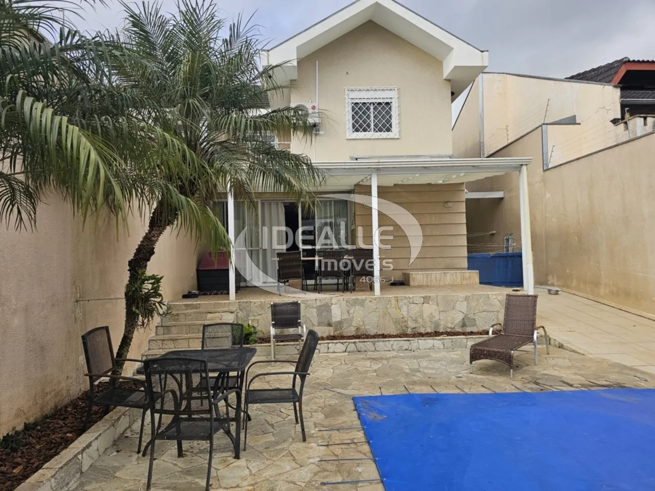 House with 4 en-suite bedrooms and open kitchen