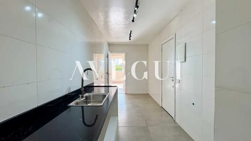 Unfurnished apartment with 4 bedrooms and tall windows — photo 24