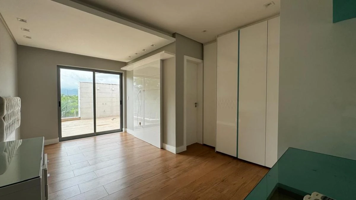 Condominium house with 3 en-suite bedrooms and 300 m² — photo 12