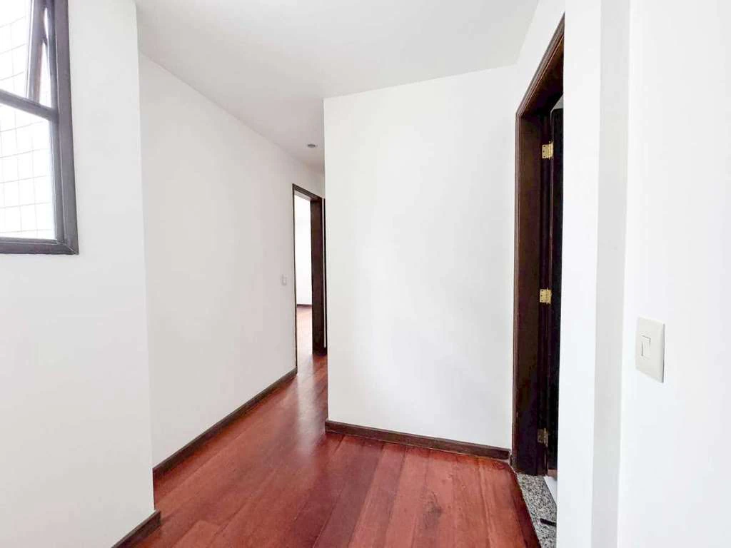 Top-floor apartment with 3 en-suites and 4 baths — photo 11