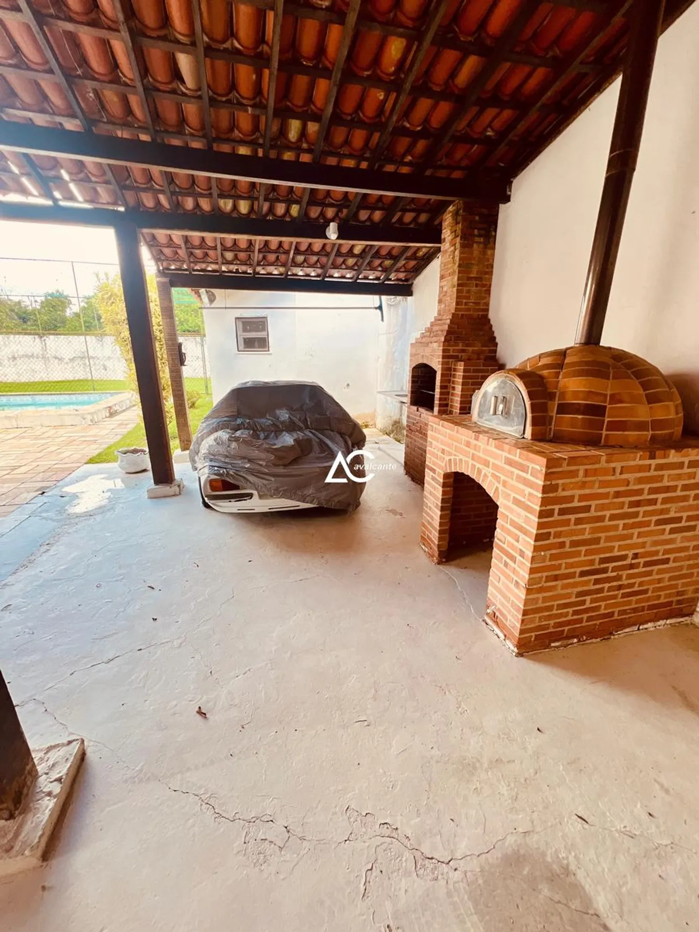 House with 5 bedrooms and 5 bathrooms plus a pool — photo 38