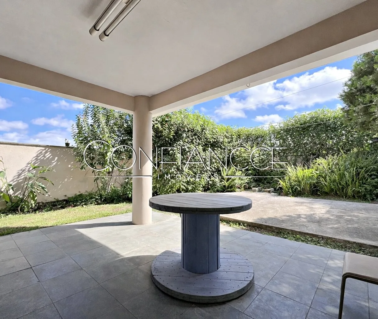 5-bedroom house with 1 suite, 4 parking spaces, 460 m² — photo 2
