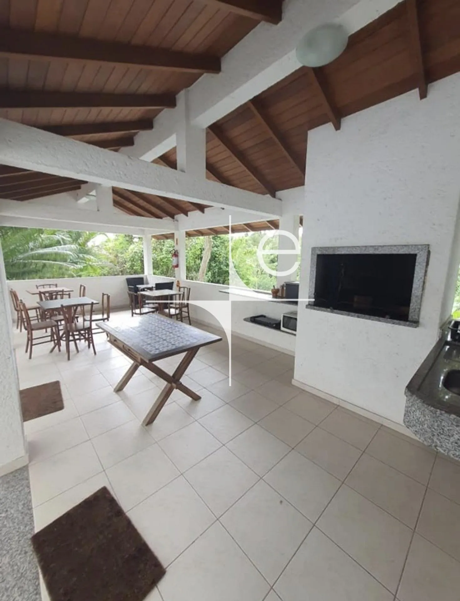 Apartamento com 3 quartos e fogão a gás na cozinha — photo 6
