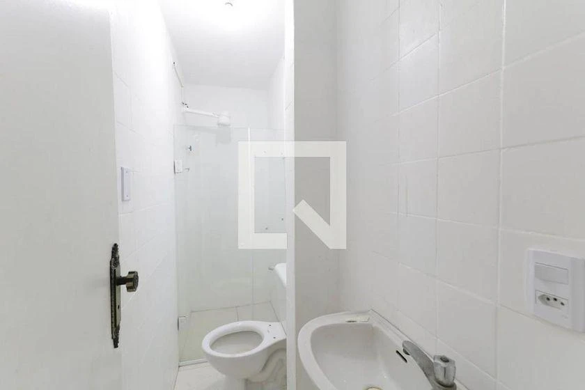 1-bedroom apartment with a glass shower enclosure — photo 4