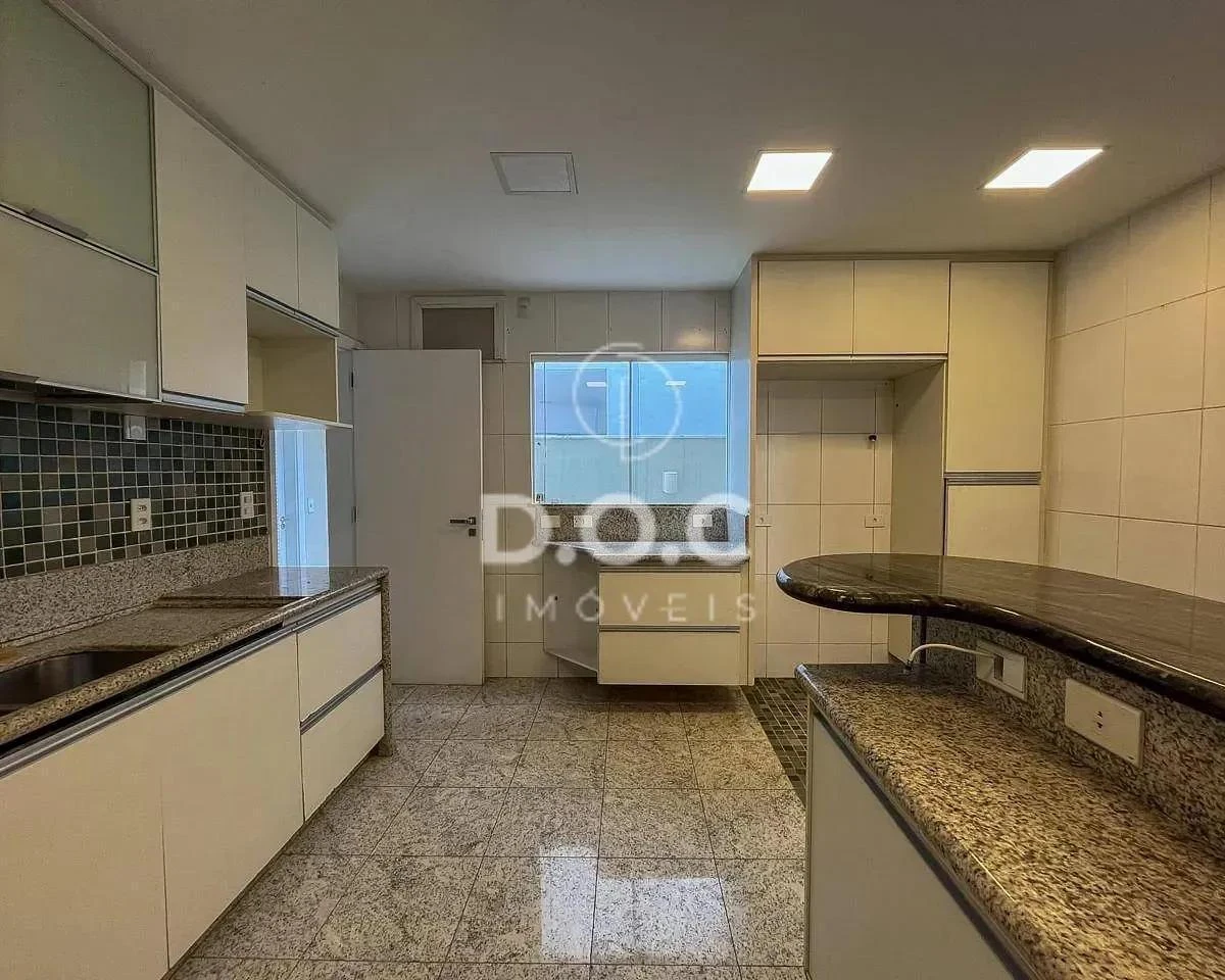 Floor-to-ceiling windows in a 5-bedroom house, 300 m² — photo 15