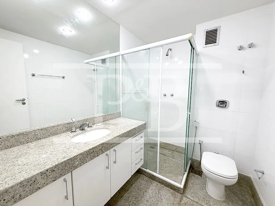 4-bedroom 300 m² apartment with a balcony — photo 8