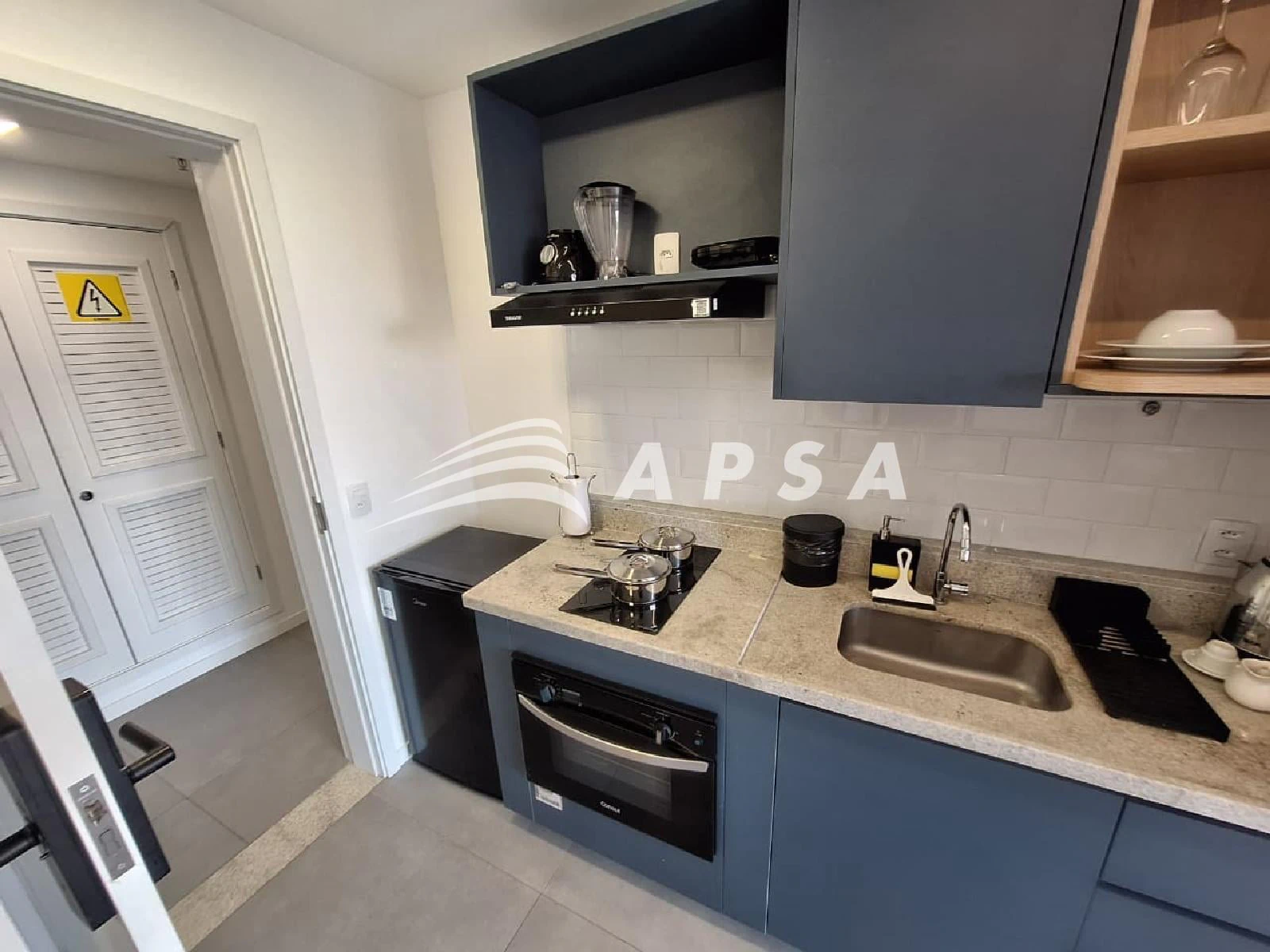 One-bedroom apartment in a building with a coworking space — photo 11