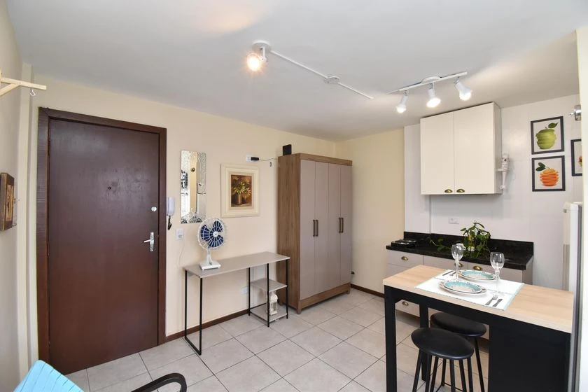 Furnished studio with 1 bedroom and compact cooktop — photo 8