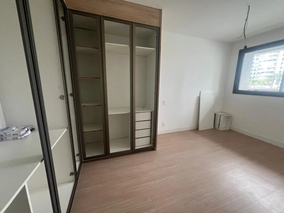 Glass-enclosed balcony in a 3-bedroom apartment, 98 m² — photo 19