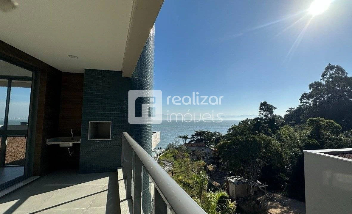 3-bedroom apartment with a water view in Florianópolis