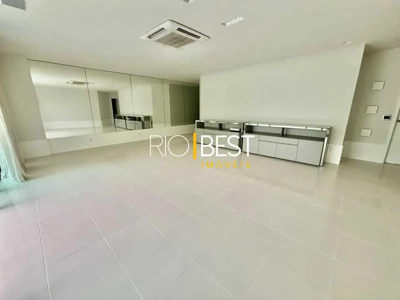 Apartment with 4 bedrooms and a glassed-in balcony — photo 17