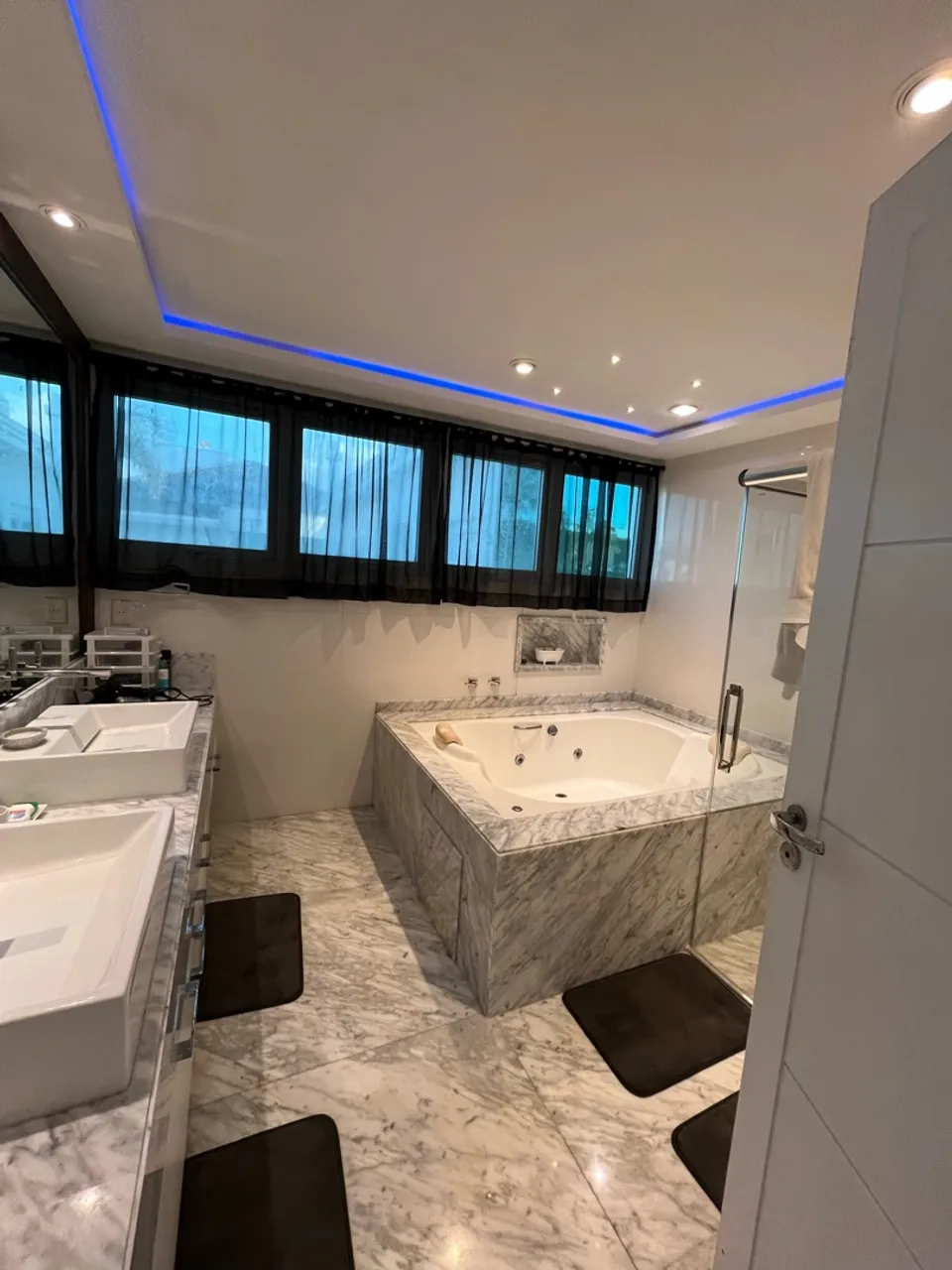 5-bedroom house with a bathtub in Florianópolis — photo 8