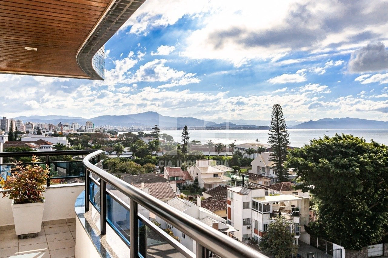 347 m² apartment with 3 en-suite bedrooms and private BBQ