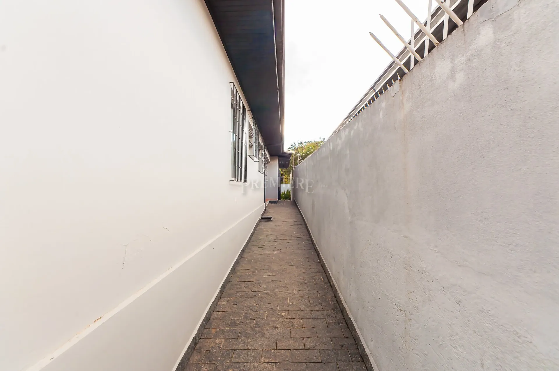 230 m² unfurnished apartment with 4 bedrooms and private garden — photo 31