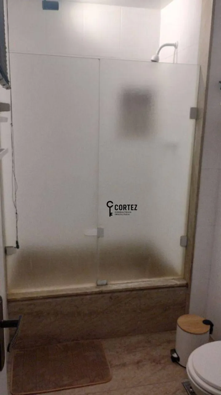 3-bedroom apartment with glass shower enclosures — photo 19