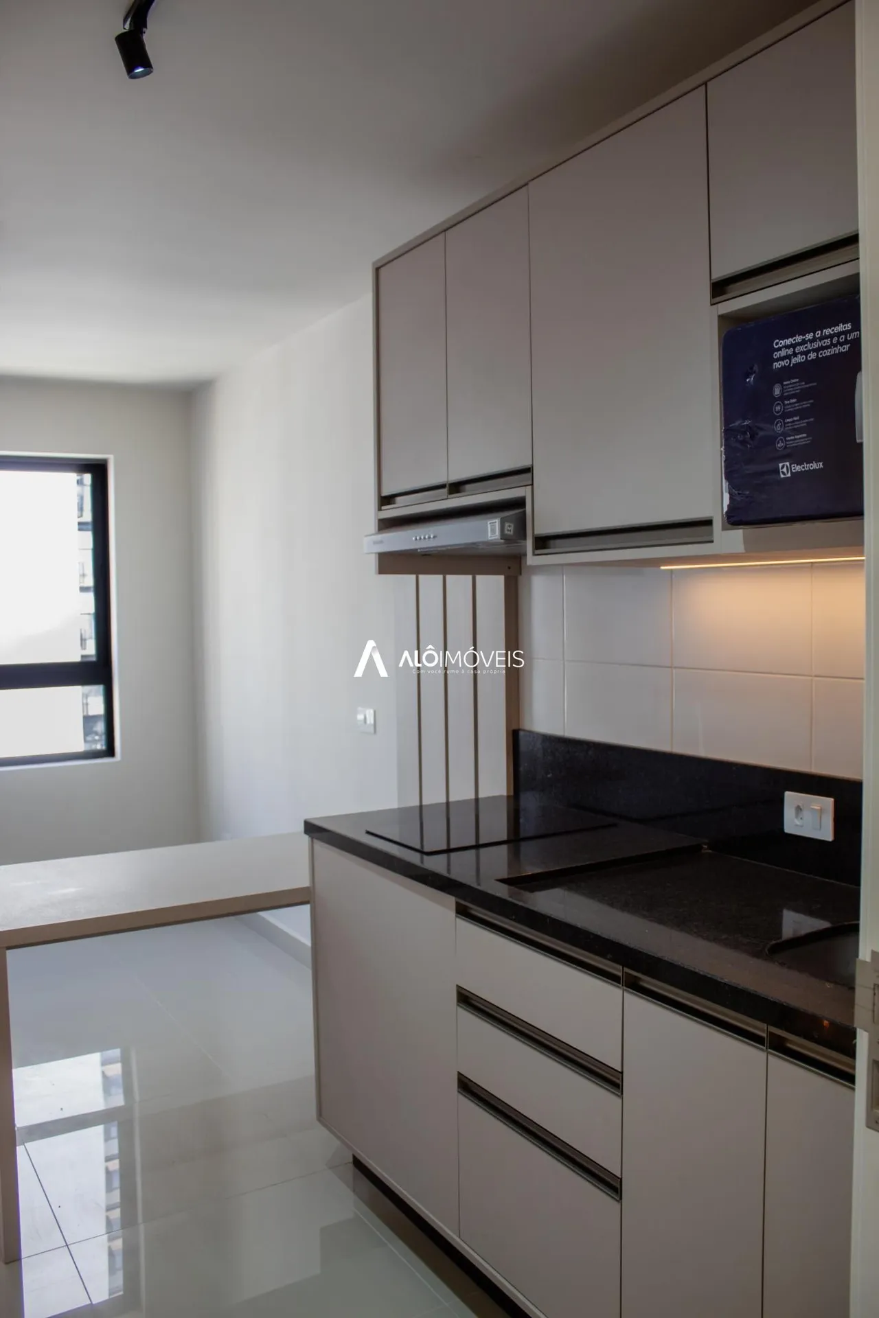 Furnished 1-bedroom apartment with open-plan kitchen — photo 7