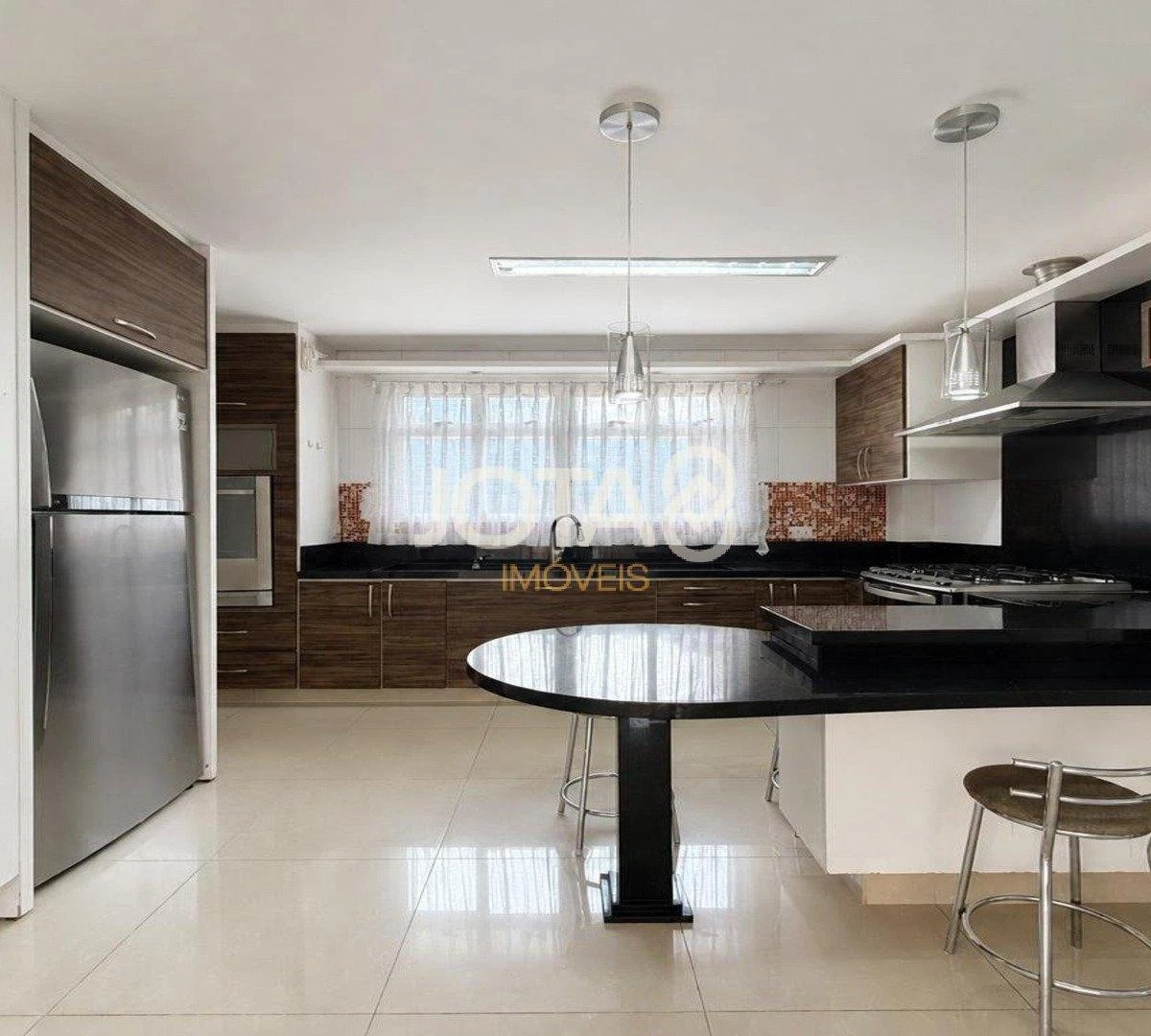 4-bedroom house with a glass-enclosed balcony in Curitiba — photo 2