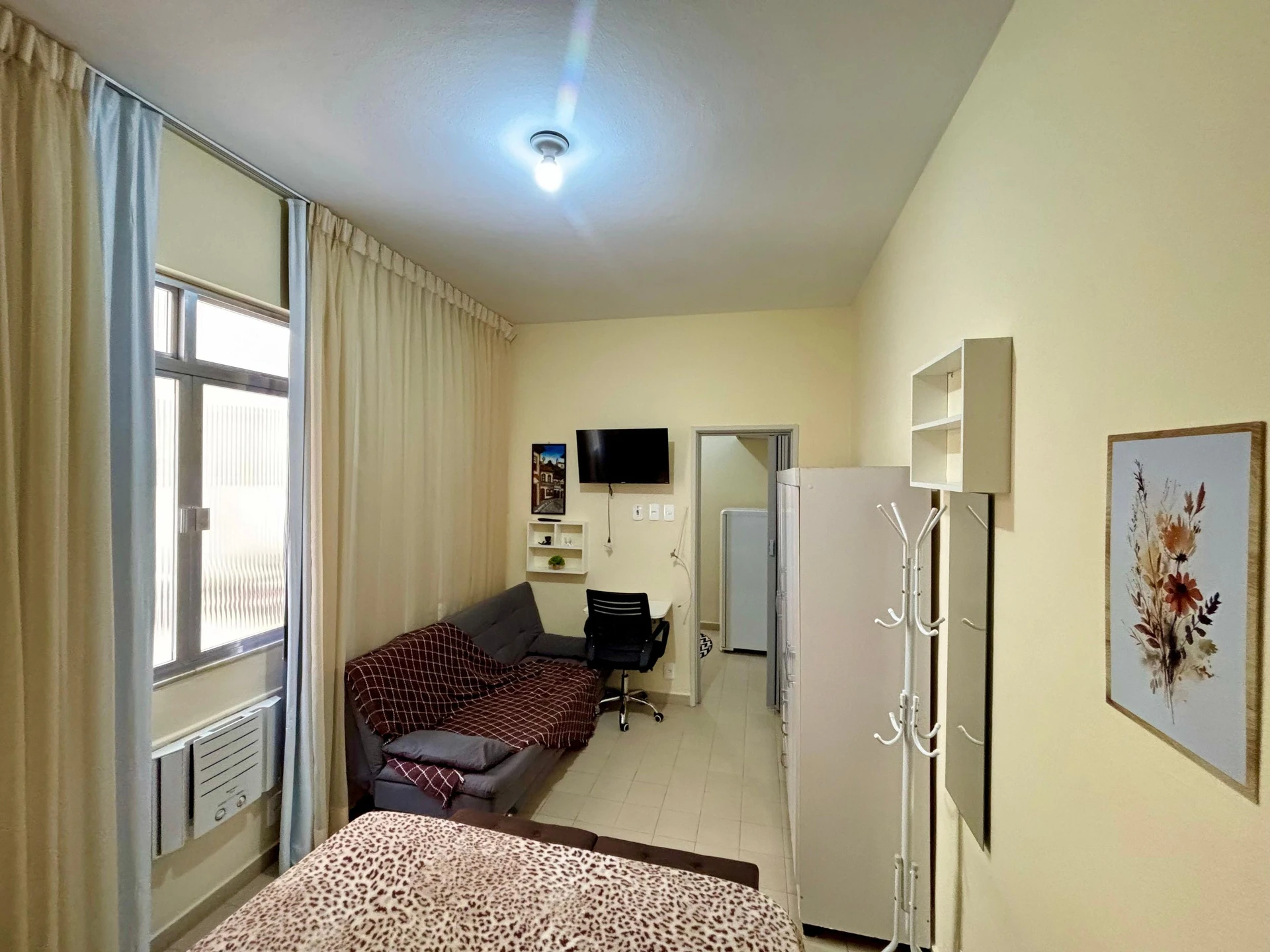 Furnished studio with 1 bedroom and a glass shower — photo 3