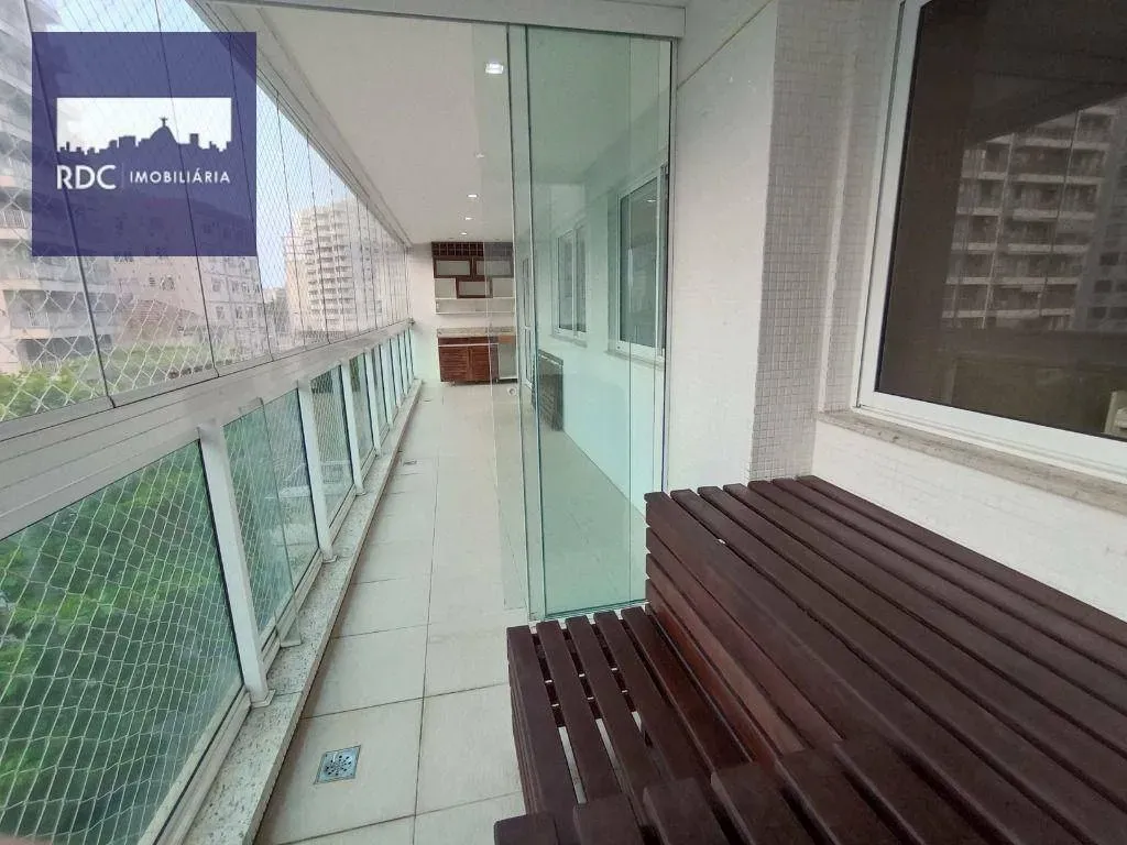 Glass-enclosed balcony in a 3-bedroom apartment, 108 m² — photo 16