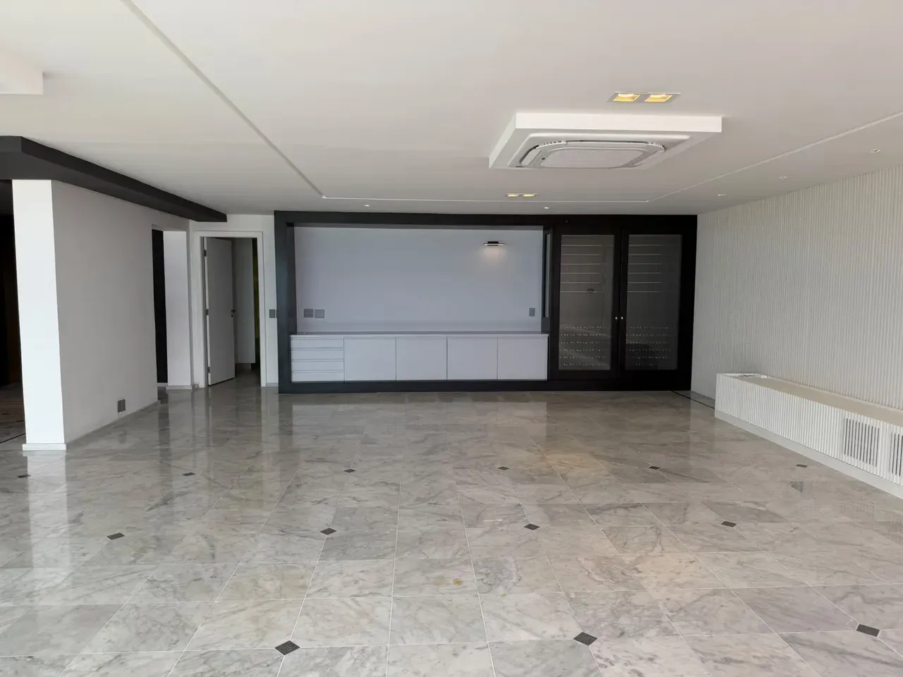Apartamento de 465 m² com vista para a água e banheira — photo 17