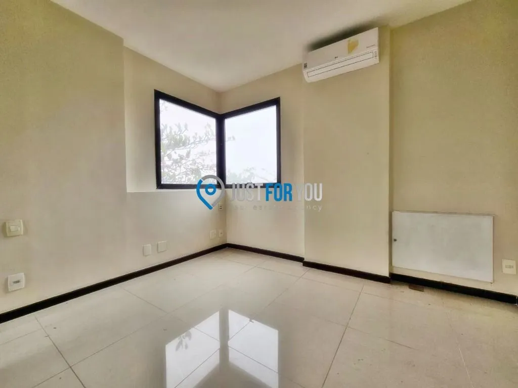 Apartamento com 3 dormitórios e varanda fechada de vidro — photo 39