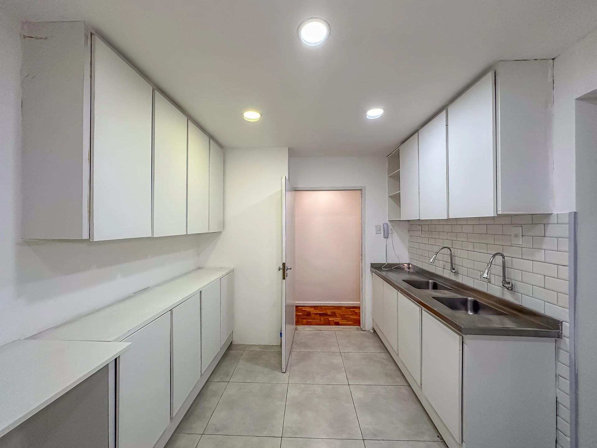 Apartment with 3 bedrooms, 1 en-suite and separate kitchen — photo 9