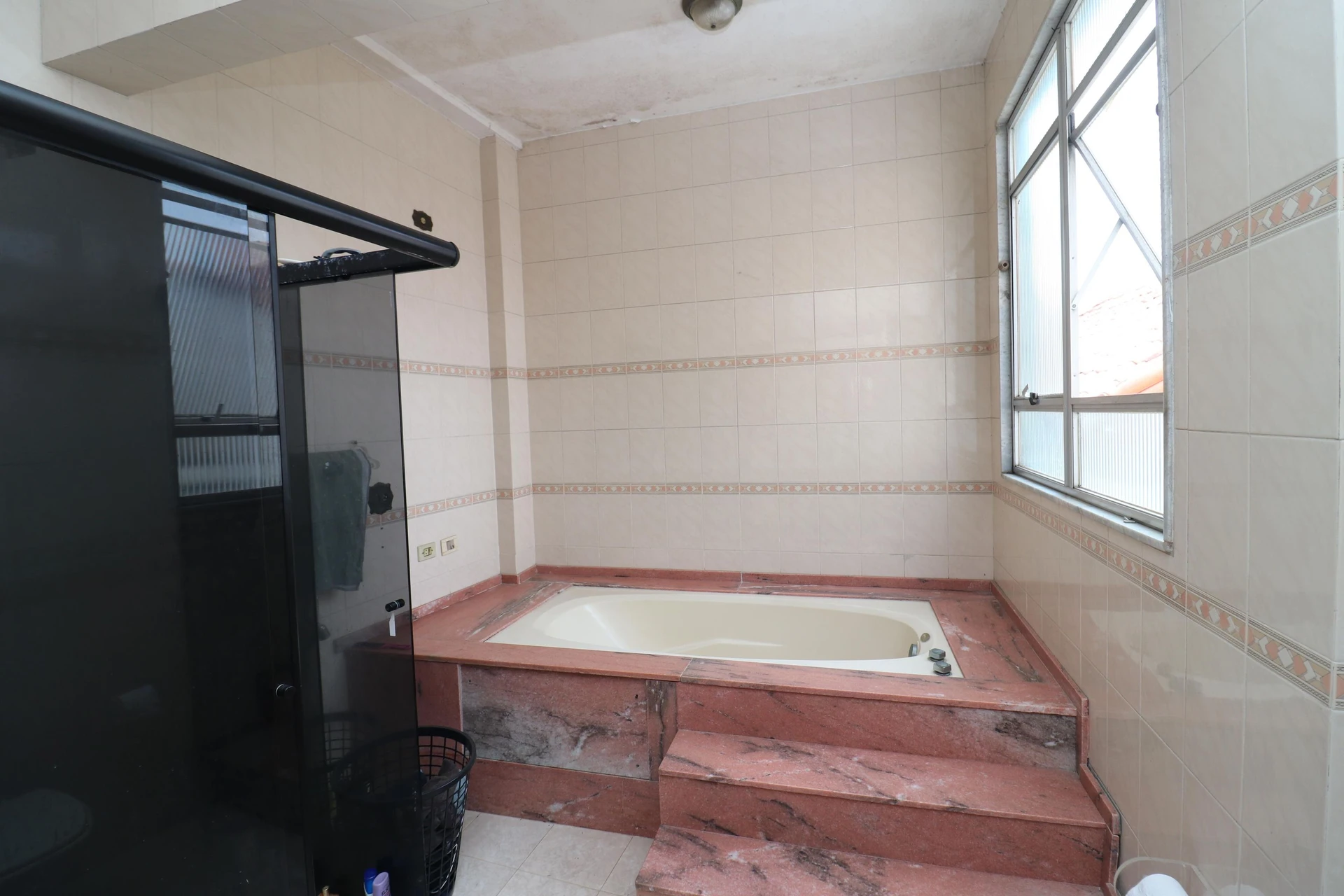 10-bedroom house with a bathtub in Rio de Janeiro — photo 76