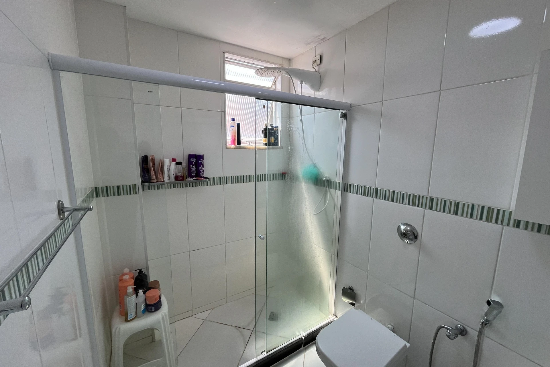 Glass-enclosed balcony in a 3-bedroom apartment, 131 m² — photo 22
