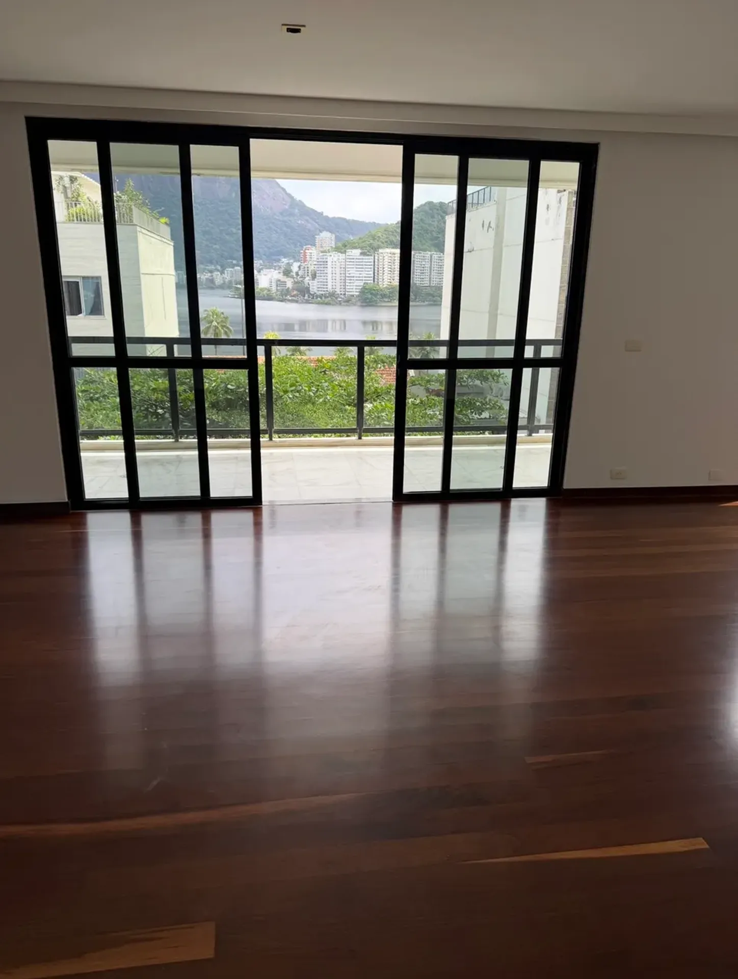 3-bedroom apartment with floor-to-ceiling windows