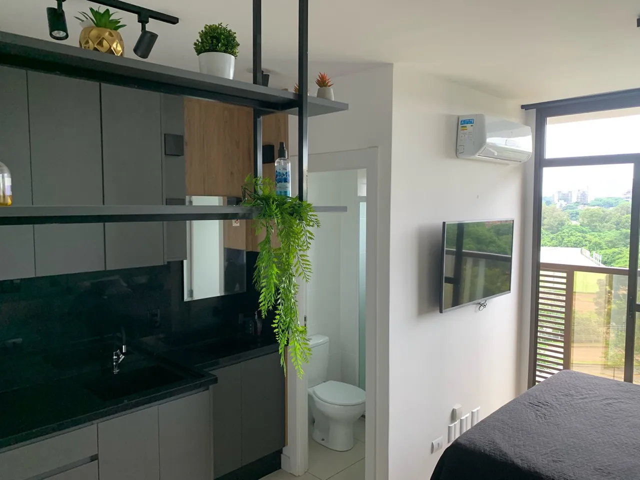 One-bedroom apartment in a building with a gym — photo 10