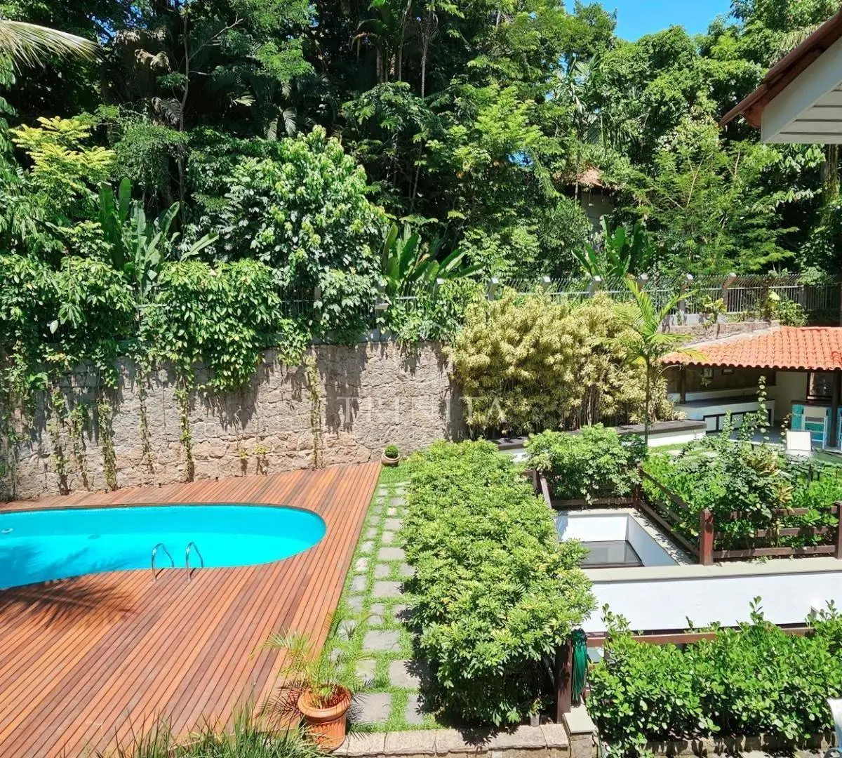 5-bedroom house with a bathtub in Rio de Janeiro — photo 27