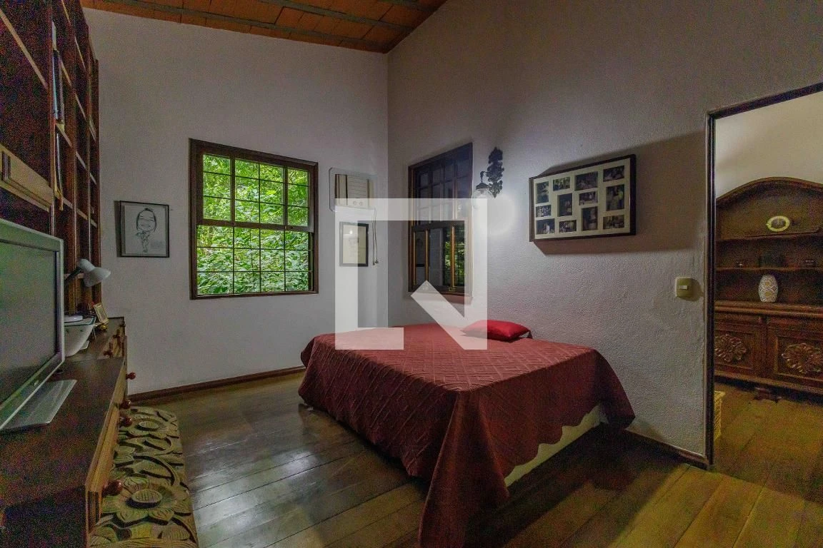 4-bedroom house with a walk-in closet in Rio de Janeiro — photo 32
