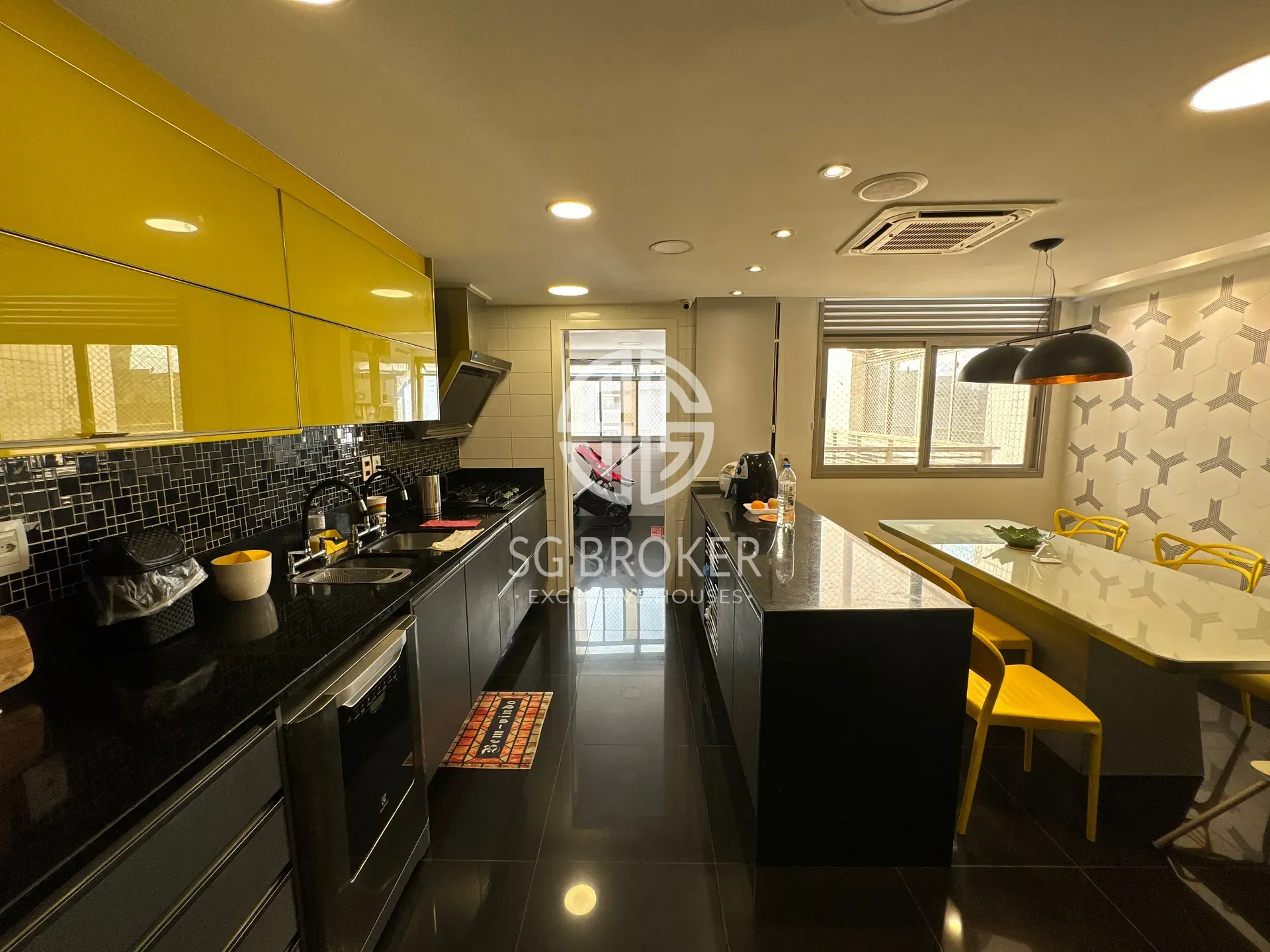 Furnished apartment with open-plan kitchen and 4 bedrooms — photo 26