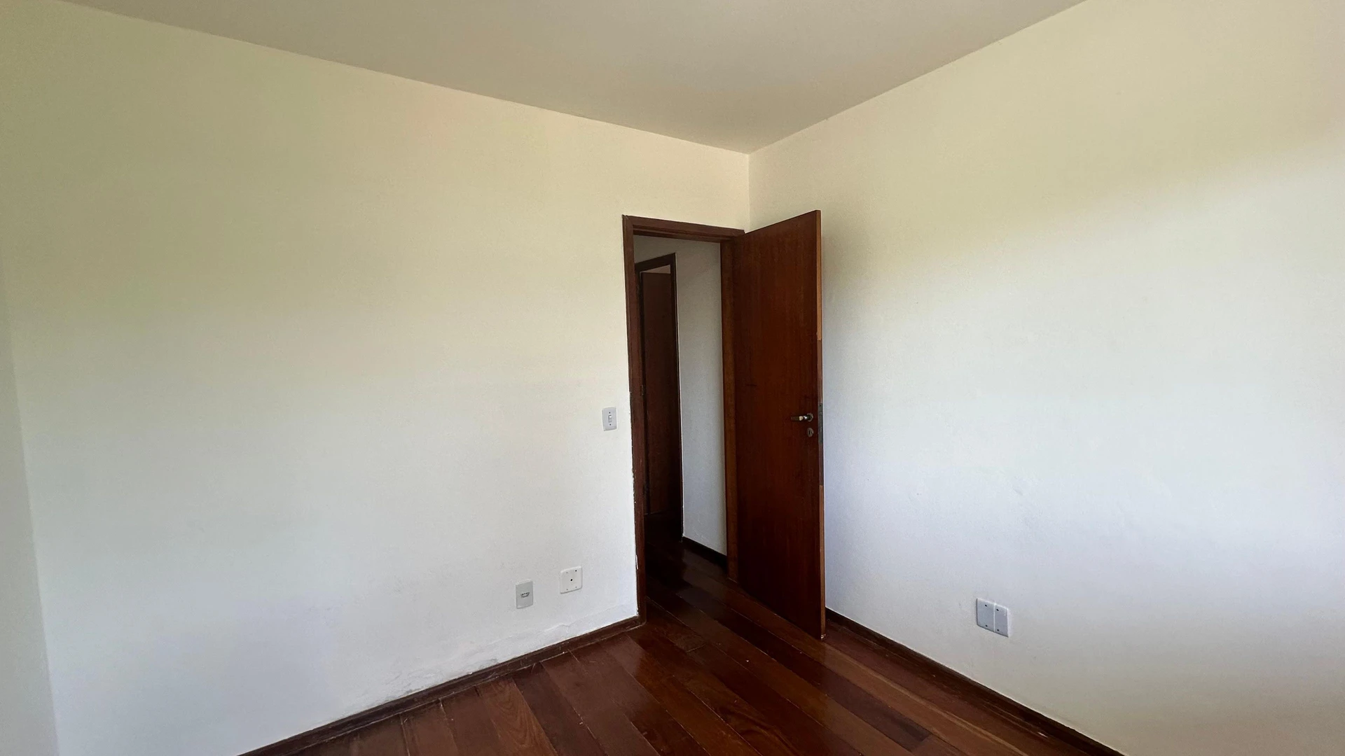 Apartment with built-in wardrobes and a balcony — photo 27