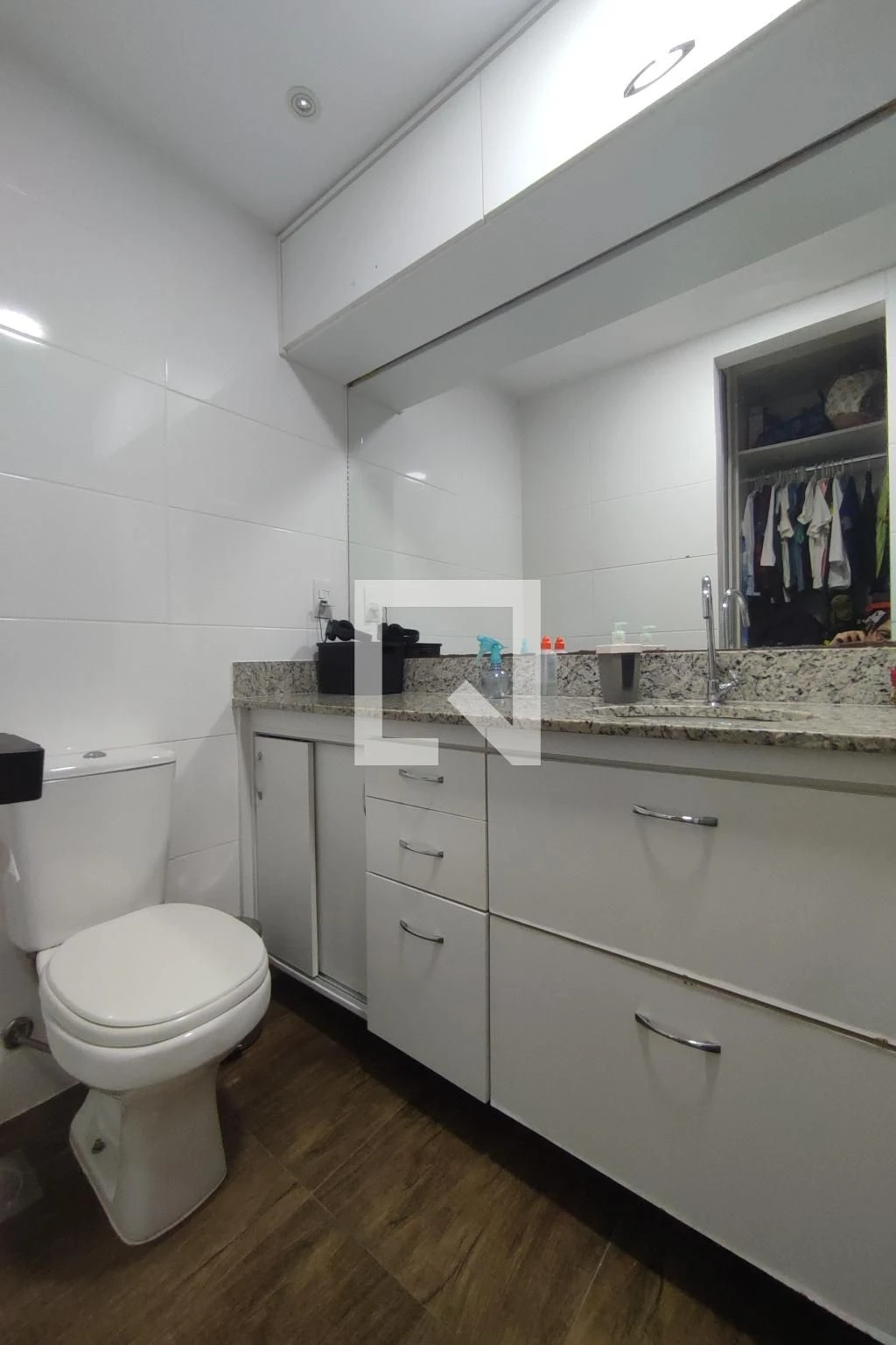 Apartamento de 89 m² com janelas do piso ao teto e closet — photo 20