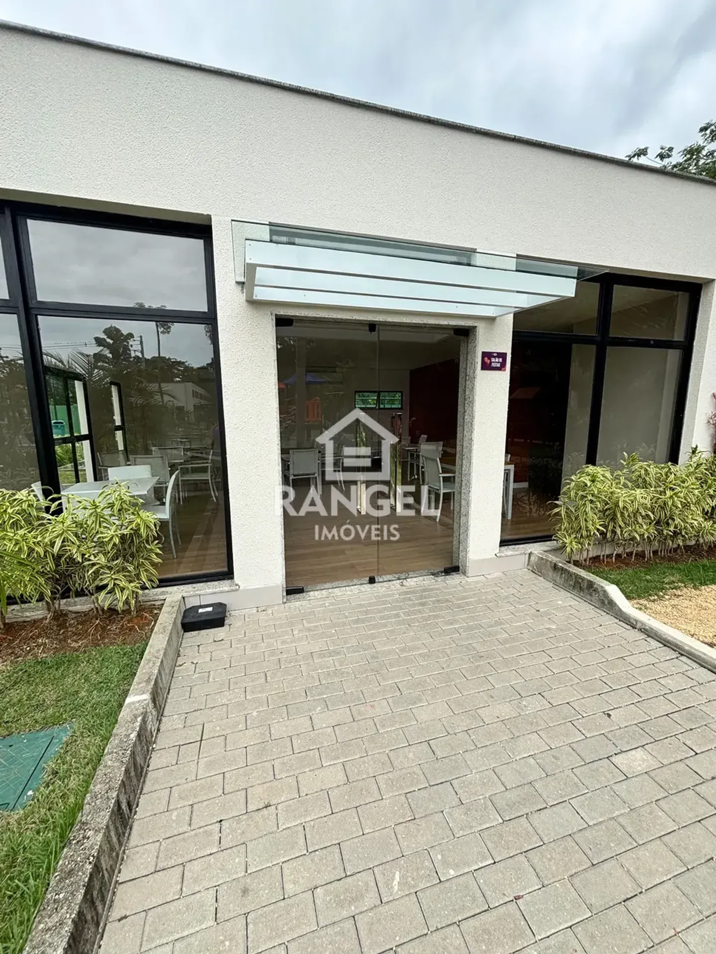 House with a private garden and a separate kitchen — photo 16