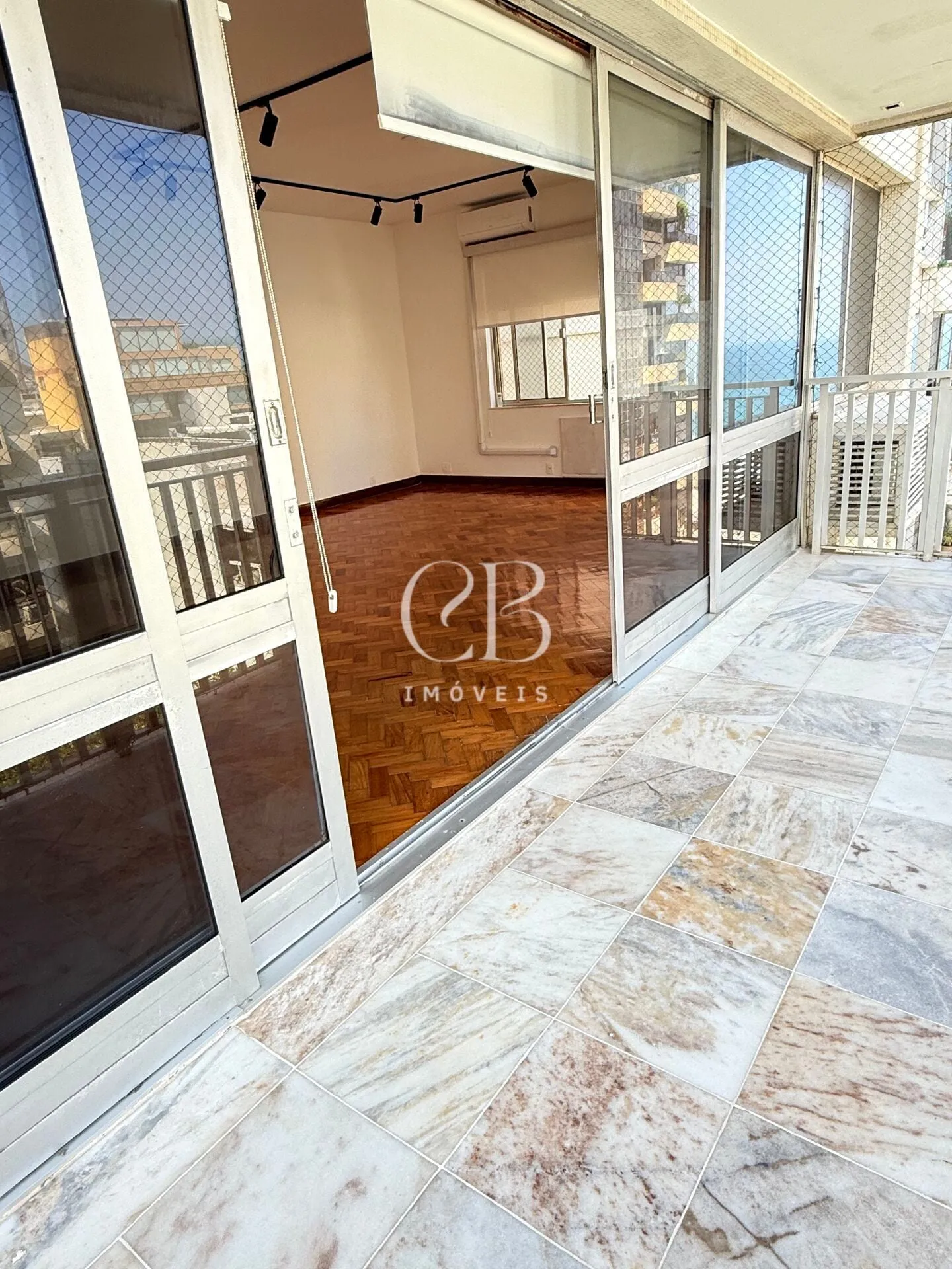 Apartment with 4 bedrooms and a glass-enclosed balcony — photo 6