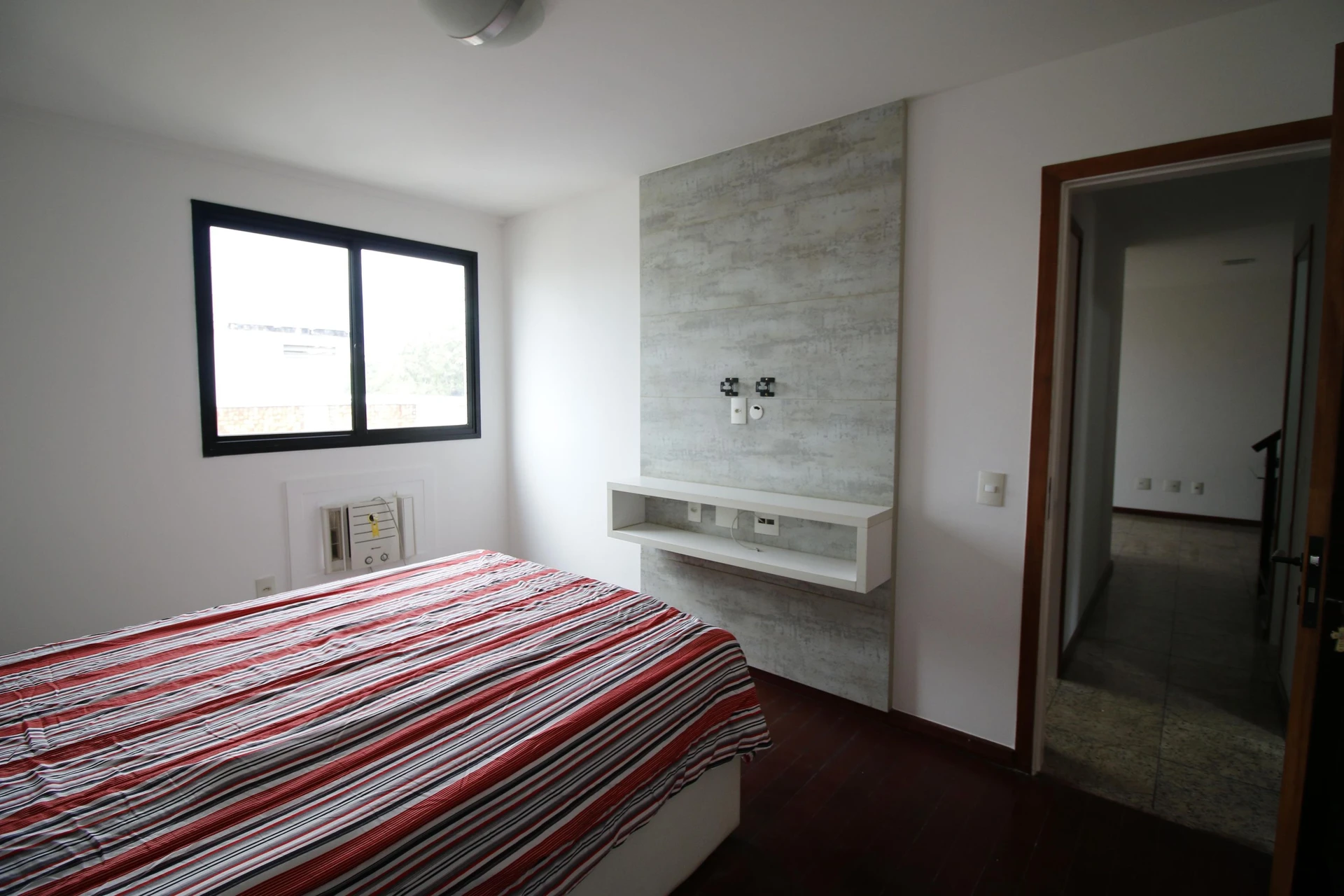 Balcony with a grill in a 4-bedroom apartment, 172 m² — photo 17