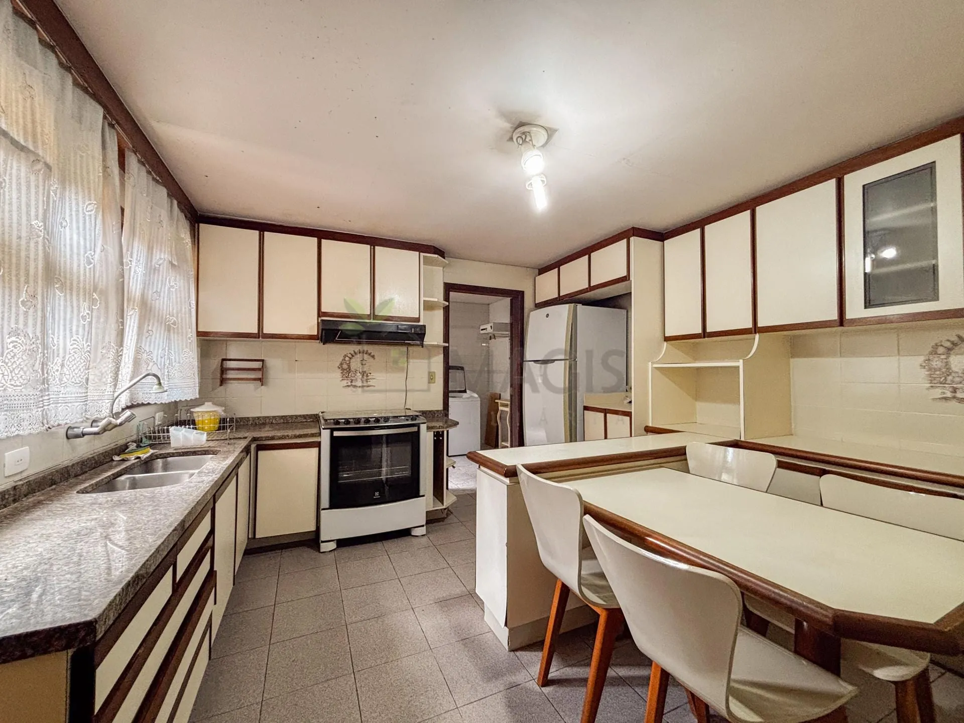 House with 5 bedrooms and 13 parking spaces across 2 floors — photo 53