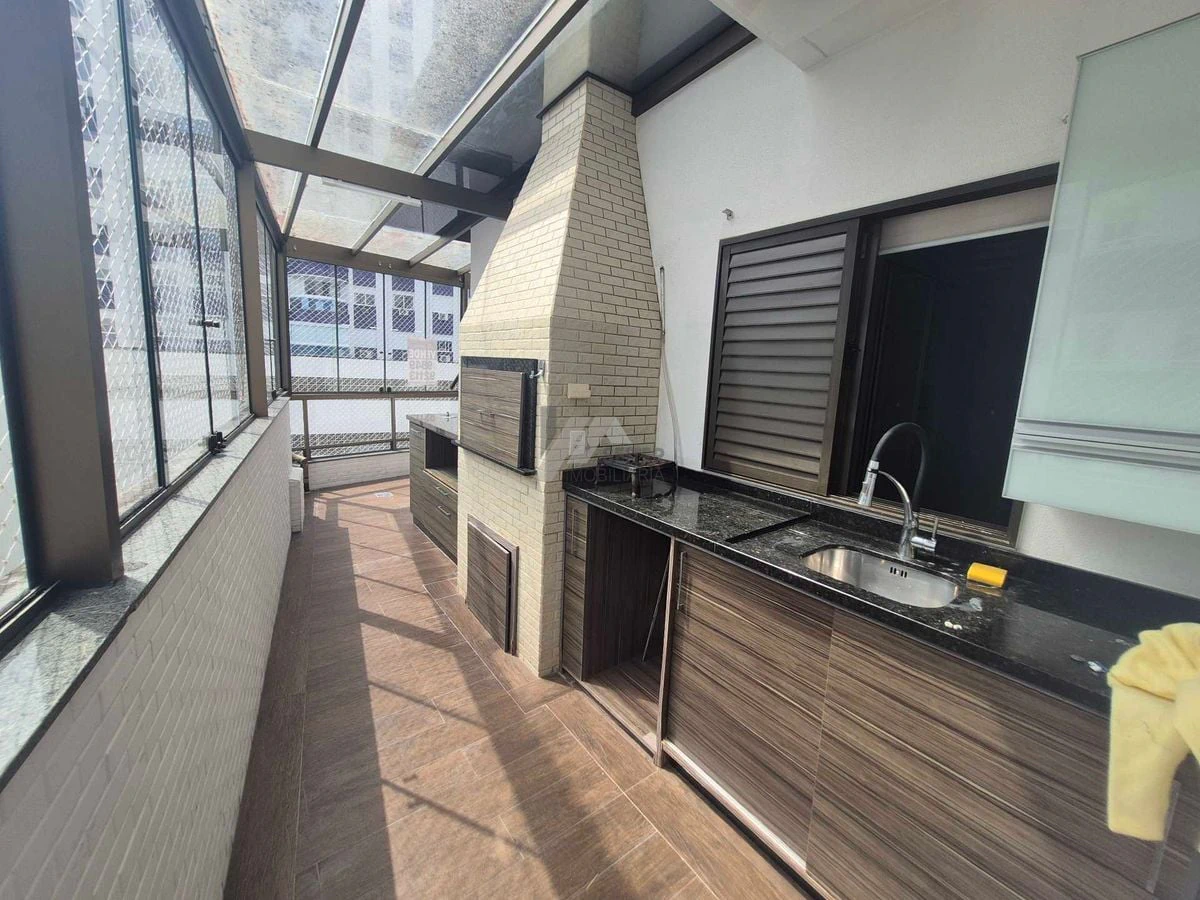 Balcony with a grill in a 3-bedroom apartment, 142 m² — photo 16