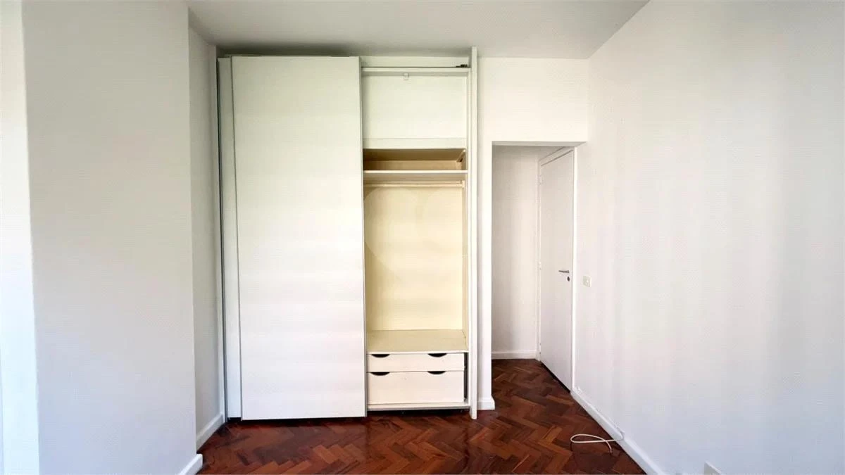 Wood or laminate floors in a 3-bedroom apartment, 91 m² — photo 33