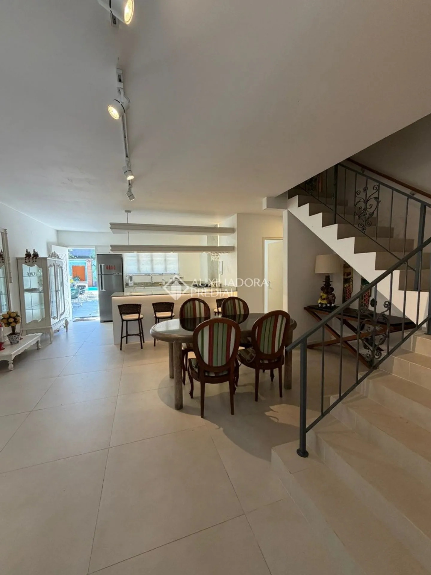 Furnished 400 m² home with shared outdoor pool area