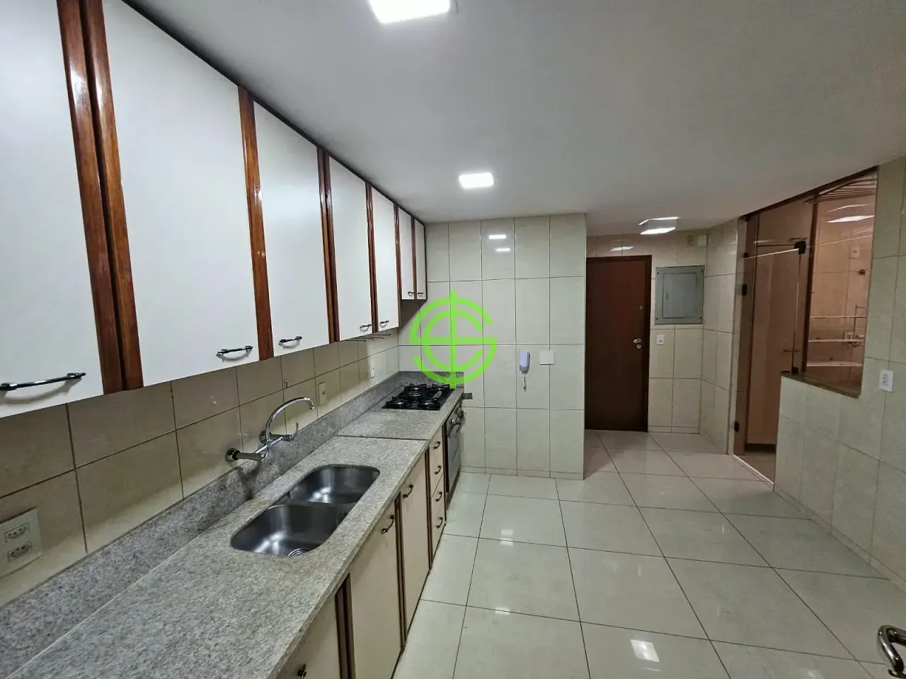 Apartamento com 3 quartos, 4 banheiros e cozinha fechada — photo 9