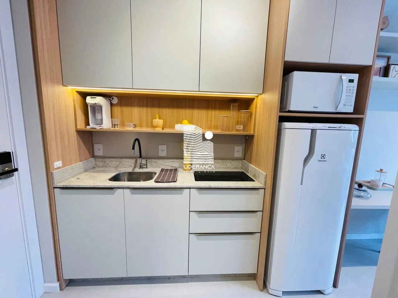Apartamento mobiliado, 17 m², com janelas do piso ao teto