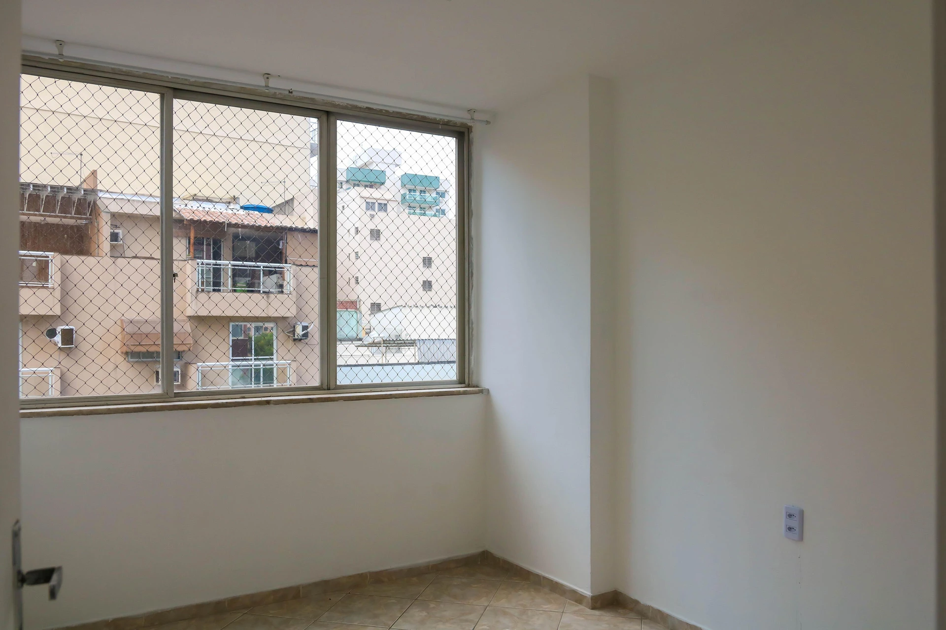 Apartment with 2 bedrooms and an enclosed glass balcony — photo 28