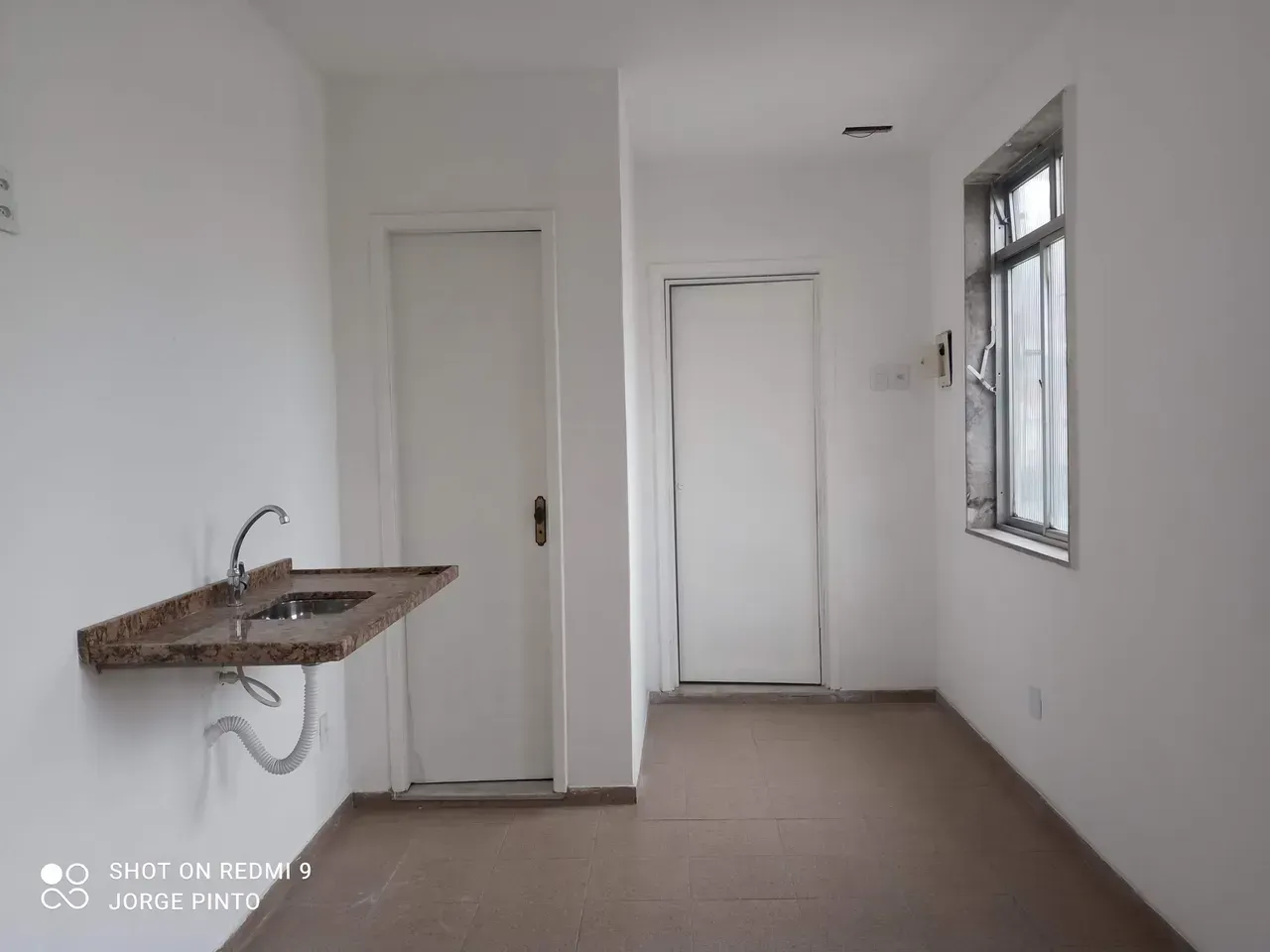 Estudio sin amueblar con 1 dormitorio y cocina compacta — photo 8
