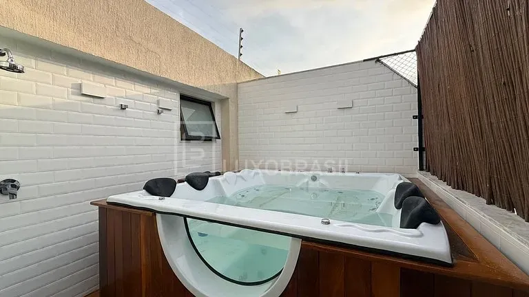 Apartamento mobiliado com 2 quartos e varanda com churrasqueira